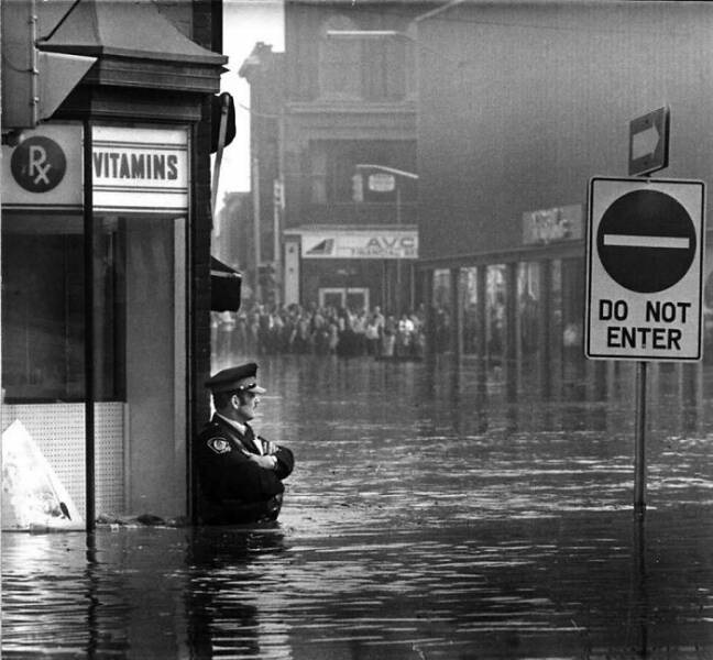 Name:  Canadian police officer guarding a pharmacy during a flood. Galt, Ontario, Canada.jpg
Views: 577
Size:  101.3 KB