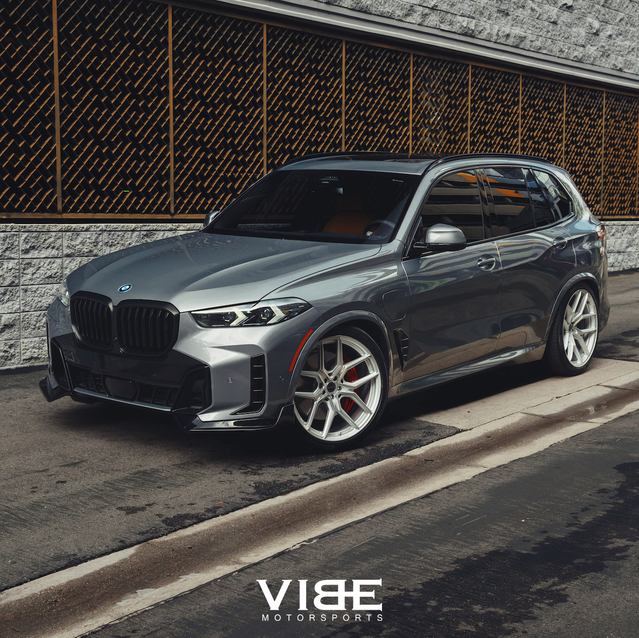 Name:  bmw-x5-xdrive50e-mv-forged-mvf5-diamond-silver-wheels-2.jpg
Views: 29
Size:  604.7 KB