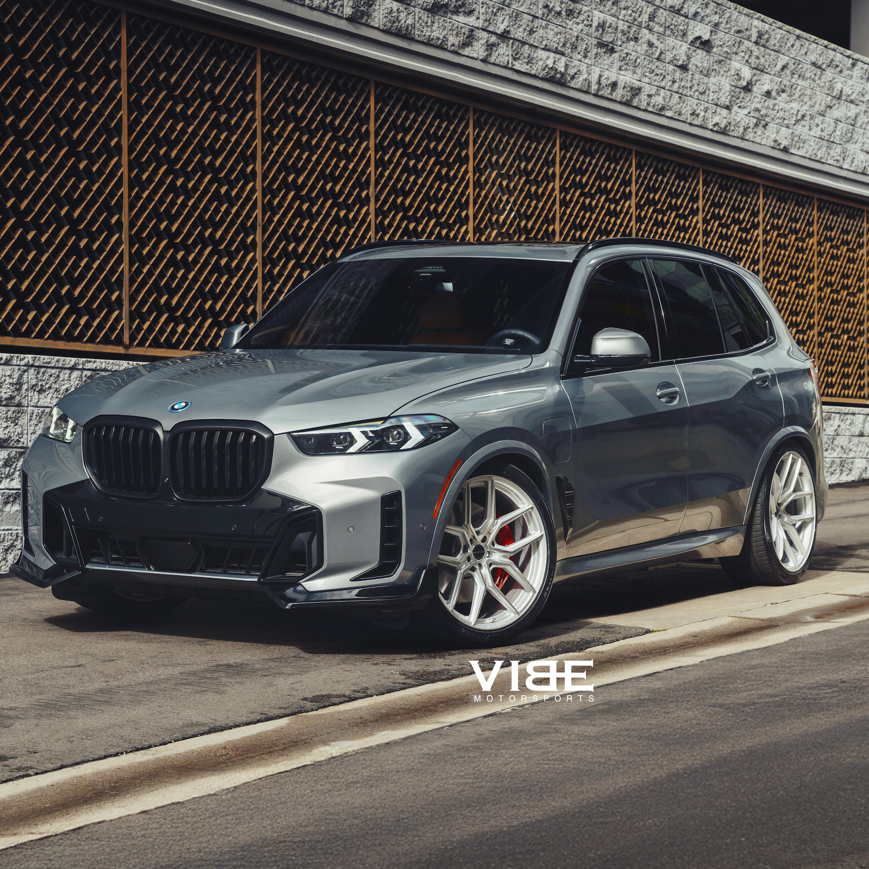 Name:  bmw-x5-xdrive50e-mv-forged-mvf5-diamond-silver-wheels-3.jpg
Views: 18
Size:  979.3 KB